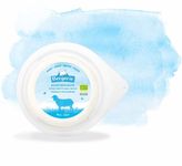 KI generiert: Auf dem Bild befindet sich eine durchsichtige Plastikverpackung mit Ziegenfrischkäse, der mit Kräutern und rosa Pfefferkörnern verfeinert ist. Das Etikett trägt die Aufschrift "ZiegenFRISCHKÄSE" der Marke Biovela.