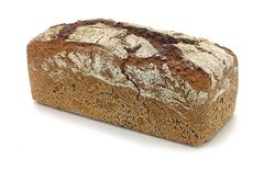 KI generiert: Das Bild zeigt ein rundes Brot, das mit Sesamkörnern bestreut ist und zur Hälfte abgeschnitten wurde. Es liegt auf einem neutralen Hintergrund.