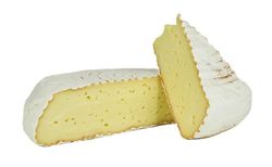 KI generiert: Das Bild zeigt ein Stück weißen Käse, das auf einer schwarzen Schieferplatte in vier Portionen geschnitten ist, daneben ist eine verpackte, identische Käserolle abgebildet.