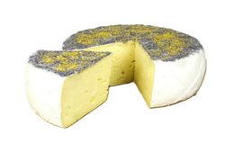 KI generiert: Das Bild zeigt ein Stück weißen Käse, das auf einer schwarzen Schieferplatte in vier Portionen geschnitten ist, daneben ist eine verpackte, identische Käserolle abgebildet.
