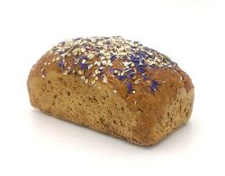 KI generiert: Das Bild zeigt ein rundes Brot, das mit Sesamkörnern bestreut ist und zur Hälfte abgeschnitten wurde. Es liegt auf einem neutralen Hintergrund.