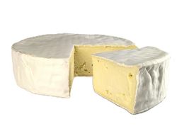 KI generiert: Das Bild zeigt ein Stück weißen Käse, das auf einer schwarzen Schieferplatte in vier Portionen geschnitten ist, daneben ist eine verpackte, identische Käserolle abgebildet.