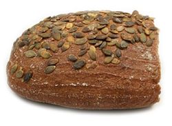 KI generiert: Das Bild zeigt ein rundes Brot, das mit Sesamkörnern bestreut ist und zur Hälfte abgeschnitten wurde. Es liegt auf einem neutralen Hintergrund.