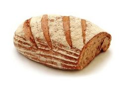 KI generiert: Das Bild zeigt ein rundes Brot, das mit Sesamkörnern bestreut ist und zur Hälfte abgeschnitten wurde. Es liegt auf einem neutralen Hintergrund.