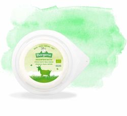 KI generiert: Auf dem Bild befindet sich eine durchsichtige Plastikverpackung mit Ziegenfrischkäse, der mit Kräutern und rosa Pfefferkörnern verfeinert ist. Das Etikett trägt die Aufschrift "ZiegenFRISCHKÄSE" der Marke Biovela.