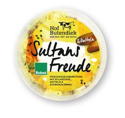 KI generiert: Auf dem Bild befindet sich eine durchsichtige Plastikverpackung mit Ziegenfrischkäse, der mit Kräutern und rosa Pfefferkörnern verfeinert ist. Das Etikett trägt die Aufschrift "ZiegenFRISCHKÄSE" der Marke Biovela.