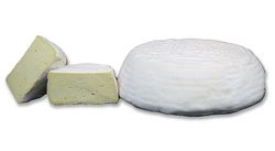 KI generiert: Das Bild zeigt ein Stück weißen Käse, das auf einer schwarzen Schieferplatte in vier Portionen geschnitten ist, daneben ist eine verpackte, identische Käserolle abgebildet.