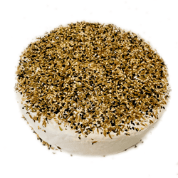 KI generiert: Das Bild zeigt ein Stück weißen Käse, das auf einer schwarzen Schieferplatte in vier Portionen geschnitten ist, daneben ist eine verpackte, identische Käserolle abgebildet.