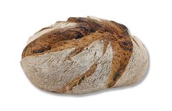 KI generiert: Das Bild zeigt ein rundes Brot, das mit Sesamkörnern bestreut ist und zur Hälfte abgeschnitten wurde. Es liegt auf einem neutralen Hintergrund.