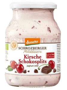 KI generiert: Das Bild zeigt ein Glas mit mildem Joghurt der Marke Schrozberger Milchbauern in der Geschmacksrichtung Zwetschge Zimt. Der Joghurt enthält 3,5% Fett im Milchanteil und ist nach Demeter-Richtlinien produziert.