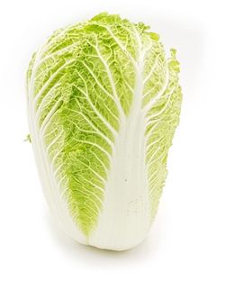 KI generiert: Das Bild zeigt einen violetten Kohlrabi mit grünen Blättern. Der Kohlrabi liegt auf einem weißen Hintergrund.