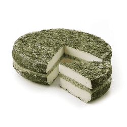 KI generiert: Das Bild zeigt ein Stück weißen Käse, das auf einer schwarzen Schieferplatte in vier Portionen geschnitten ist, daneben ist eine verpackte, identische Käserolle abgebildet.