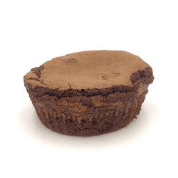 KI generiert: Das Bild zeigt ein rundes Brot, das mit Sesamkörnern bestreut ist und zur Hälfte abgeschnitten wurde. Es liegt auf einem neutralen Hintergrund.