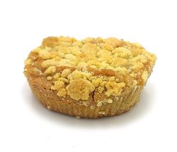 KI generiert: Das Bild zeigt ein rundes Brot, das mit Sesamkörnern bestreut ist und zur Hälfte abgeschnitten wurde. Es liegt auf einem neutralen Hintergrund.