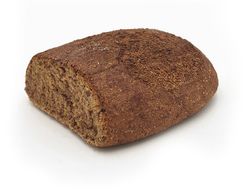 KI generiert: Das Bild zeigt ein rundes Brot, das mit Sesamkörnern bestreut ist und zur Hälfte abgeschnitten wurde. Es liegt auf einem neutralen Hintergrund.
