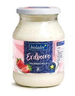 KI generiert: Das Bild zeigt ein Glas mit mildem Joghurt der Marke Schrozberger Milchbauern in der Geschmacksrichtung Zwetschge Zimt. Der Joghurt enthält 3,5% Fett im Milchanteil und ist nach Demeter-Richtlinien produziert.