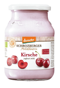 KI generiert: Das Bild zeigt ein Glas mit mildem Joghurt der Marke Schrozberger Milchbauern in der Geschmacksrichtung Zwetschge Zimt. Der Joghurt enthält 3,5% Fett im Milchanteil und ist nach Demeter-Richtlinien produziert.