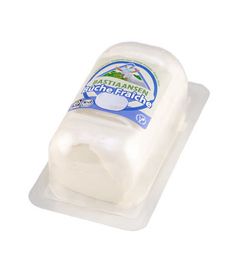 KI generiert: Auf dem Bild befindet sich eine durchsichtige Plastikverpackung mit Ziegenfrischkäse, der mit Kräutern und rosa Pfefferkörnern verfeinert ist. Das Etikett trägt die Aufschrift "ZiegenFRISCHKÄSE" der Marke Biovela.