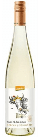 KI generiert: Das Bild zeigt eine Weinflasche mit dem Etikett „Landpartie Rotwein“, auf dem eine rote Gießkanne, Karotten und eine kleine Figur abgebildet sind. Das Etikett hat einen ländlichen, illustrativen Stil.