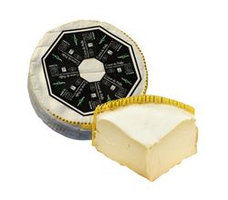 KI generiert: Das Bild zeigt ein Stück weißen Käse, das auf einer schwarzen Schieferplatte in vier Portionen geschnitten ist, daneben ist eine verpackte, identische Käserolle abgebildet.