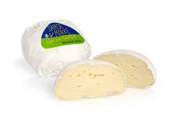 KI generiert: Das Bild zeigt ein Stück weißen Käse, das auf einer schwarzen Schieferplatte in vier Portionen geschnitten ist, daneben ist eine verpackte, identische Käserolle abgebildet.