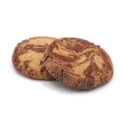 KI generiert: Das Bild zeigt ein rundes Brot, das mit Sesamkörnern bestreut ist und zur Hälfte abgeschnitten wurde. Es liegt auf einem neutralen Hintergrund.