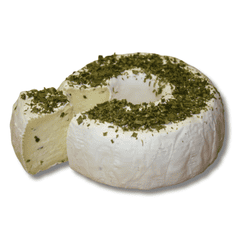 KI generiert: Das Bild zeigt ein Stück weißen Käse, das auf einer schwarzen Schieferplatte in vier Portionen geschnitten ist, daneben ist eine verpackte, identische Käserolle abgebildet.