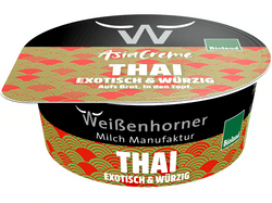 KI generiert: Auf dem Bild befindet sich eine durchsichtige Plastikverpackung mit Ziegenfrischkäse, der mit Kräutern und rosa Pfefferkörnern verfeinert ist. Das Etikett trägt die Aufschrift "ZiegenFRISCHKÄSE" der Marke Biovela.