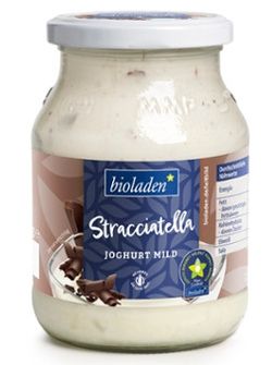 KI generiert: Das Bild zeigt ein Glas mit mildem Joghurt der Marke Schrozberger Milchbauern in der Geschmacksrichtung Zwetschge Zimt. Der Joghurt enthält 3,5% Fett im Milchanteil und ist nach Demeter-Richtlinien produziert.