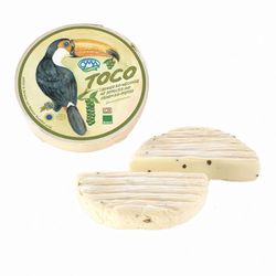 KI generiert: Das Bild zeigt ein Stück weißen Käse, das auf einer schwarzen Schieferplatte in vier Portionen geschnitten ist, daneben ist eine verpackte, identische Käserolle abgebildet.