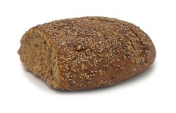 KI generiert: Das Bild zeigt ein rundes Brot, das mit Sesamkörnern bestreut ist und zur Hälfte abgeschnitten wurde. Es liegt auf einem neutralen Hintergrund.
