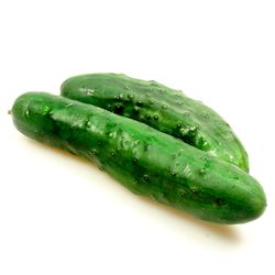 KI generiert: Das Bild zeigt einen violetten Kohlrabi mit grünen Blättern. Der Kohlrabi liegt auf einem weißen Hintergrund.