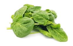 KI generiert: Das Bild zeigt einen violetten Kohlrabi mit grünen Blättern. Der Kohlrabi liegt auf einem weißen Hintergrund.