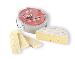 KI generiert: Das Bild zeigt ein Stück weißen Käse, das auf einer schwarzen Schieferplatte in vier Portionen geschnitten ist, daneben ist eine verpackte, identische Käserolle abgebildet.