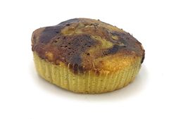 KI generiert: Das Bild zeigt ein rundes Brot, das mit Sesamkörnern bestreut ist und zur Hälfte abgeschnitten wurde. Es liegt auf einem neutralen Hintergrund.