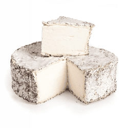 KI generiert: Das Bild zeigt ein Stück weißen Käse, das auf einer schwarzen Schieferplatte in vier Portionen geschnitten ist, daneben ist eine verpackte, identische Käserolle abgebildet.