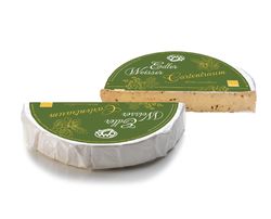 KI generiert: Das Bild zeigt ein Stück weißen Käse, das auf einer schwarzen Schieferplatte in vier Portionen geschnitten ist, daneben ist eine verpackte, identische Käserolle abgebildet.