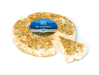KI generiert: Das Bild zeigt ein rundes Brot, das mit Sesamkörnern bestreut ist und zur Hälfte abgeschnitten wurde. Es liegt auf einem neutralen Hintergrund.