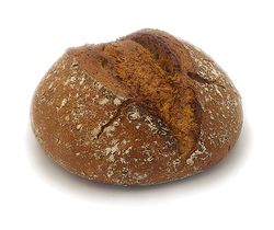 KI generiert: Das Bild zeigt ein rundes Brot, das mit Sesamkörnern bestreut ist und zur Hälfte abgeschnitten wurde. Es liegt auf einem neutralen Hintergrund.