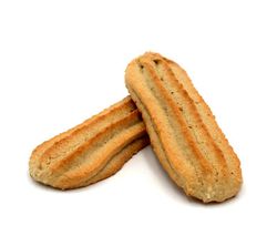 KI generiert: Das Bild zeigt ein rundes Brot, das mit Sesamkörnern bestreut ist und zur Hälfte abgeschnitten wurde. Es liegt auf einem neutralen Hintergrund.