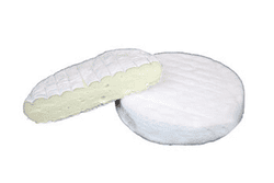 KI generiert: Das Bild zeigt ein Stück weißen Käse, das auf einer schwarzen Schieferplatte in vier Portionen geschnitten ist, daneben ist eine verpackte, identische Käserolle abgebildet.