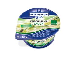 KI generiert: Auf dem Bild befindet sich eine durchsichtige Plastikverpackung mit Ziegenfrischkäse, der mit Kräutern und rosa Pfefferkörnern verfeinert ist. Das Etikett trägt die Aufschrift "ZiegenFRISCHKÄSE" der Marke Biovela.