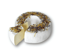 KI generiert: Das Bild zeigt ein Stück weißen Käse, das auf einer schwarzen Schieferplatte in vier Portionen geschnitten ist, daneben ist eine verpackte, identische Käserolle abgebildet.