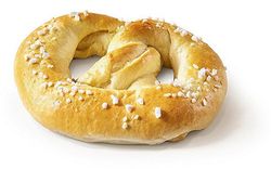 KI generiert: Das Bild zeigt ein rundes Brot, das mit Sesamkörnern bestreut ist und zur Hälfte abgeschnitten wurde. Es liegt auf einem neutralen Hintergrund.