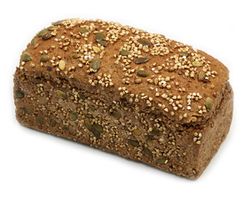 KI generiert: Das Bild zeigt ein rundes Brot, das mit Sesamkörnern bestreut ist und zur Hälfte abgeschnitten wurde. Es liegt auf einem neutralen Hintergrund.