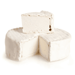 KI generiert: Das Bild zeigt ein Stück weißen Käse, das auf einer schwarzen Schieferplatte in vier Portionen geschnitten ist, daneben ist eine verpackte, identische Käserolle abgebildet.