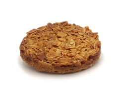 KI generiert: Das Bild zeigt ein rundes Brot, das mit Sesamkörnern bestreut ist und zur Hälfte abgeschnitten wurde. Es liegt auf einem neutralen Hintergrund.