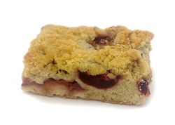 KI generiert: Das Bild zeigt ein rundes Brot, das mit Sesamkörnern bestreut ist und zur Hälfte abgeschnitten wurde. Es liegt auf einem neutralen Hintergrund.