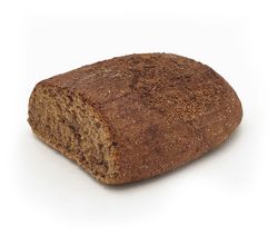 KI generiert: Das Bild zeigt ein rundes Brot, das mit Sesamkörnern bestreut ist und zur Hälfte abgeschnitten wurde. Es liegt auf einem neutralen Hintergrund.