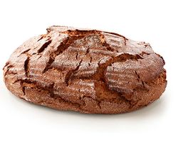 KI generiert: Das Bild zeigt ein rundes, rustikales Vollkornbrot mit einer knusprigen Kruste. Der Hauptinhalt ist das Brot, das auf einem hellen Hintergrund präsentiert wird.
